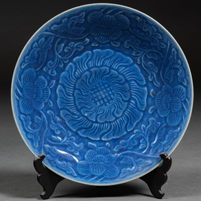 Chinese porcelain blue circular dish decorated with lotus flower. S. XIX