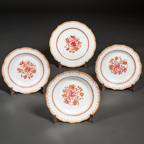 Conjunto de tres platos hondos y un plato llano en porcelana china Compañía de Indias familia rosa época Quianlong (1736-1795)