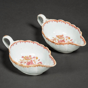 Pareja de salseras en porcelana china Compañía de Indias familía rosa época Quianlong(1711-1799)