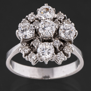 18kt white gold rosette ring with rhinestones