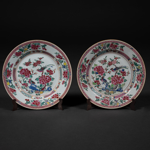 Pareja de platos en porcelana china compañía de Indias familia rosa, S. XVIII