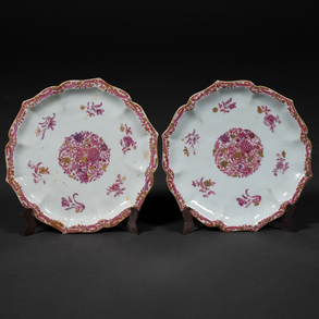 Pareja de platos en porcelana china compañía de Indias  familia rosa del siglo XVIII