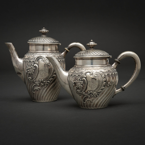 Conjunto de cafetera y tetera en plata de finales del siglo XIX-XX