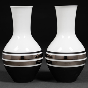 Elegante pareja de jarrones en porcelana blanca y negra con toques de plata del siglo XX.