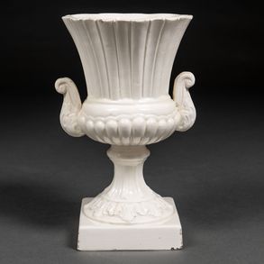 Florero en forma de copa en porcelana esmaltada en blanco del siglo XX.