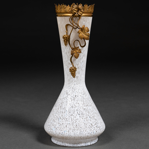 Jarrón modernista en cristal de murano con aplicaciones en bronce dorado y racimos de uva y hojas de parra.