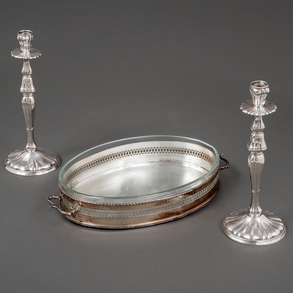 Conjunto de pareja de candeleros en plata española y bandeja con barandilla calada con cristal del siglo XX.