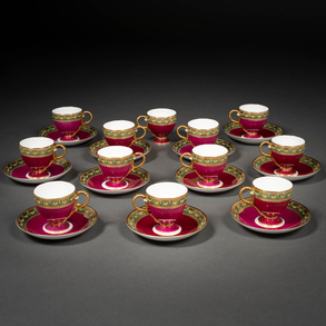 Conjunto de doce tazas y once platos en porcelana alemana del siglo XX.
