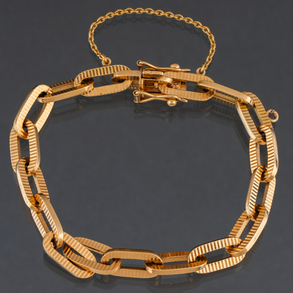 Beautiful rectangular link bracelet in 18kt yellow gold.