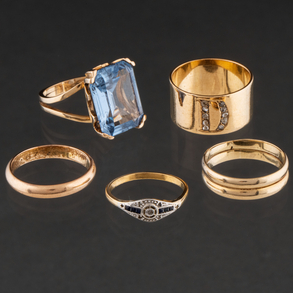 Conjunto de cinco anillos en oro amarillo de 18 kt.