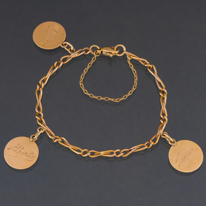 Rectangular link bracelet with three medals in 18kt yellow gold.