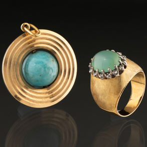 Conjunto de Colgante en forma de planeta en  jade y oro amarillo de 18 kt y anillo en oro amarillo de 14kt con jade orlado de brillantes.