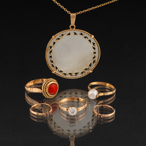 Conjunto de tres anillos, pareja de pendientes y cadena con colgante en nácar en oro amarillo de 18 kt.
