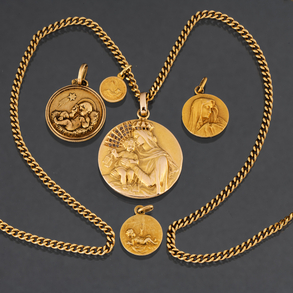 Cadena y conjunto de cuatro medallas de la virgen en oro amarillo de 18 kt.