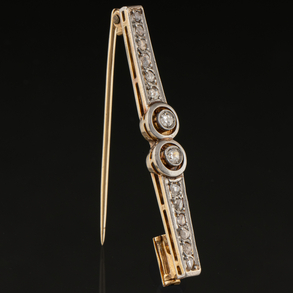 Bar pin in 18kt yellow gold with old cut diamonds.