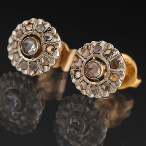 Pair of earrings in 18kt yellow gold with old cut diamonds.