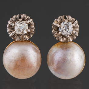 Pair of earrings in 18kt yellow gold with Japanese pearl and diamonds.