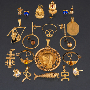 Miscellaneous rings, earrings, pendants and medal in 18kt yellow gold.