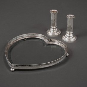 Conjunto de pareja de candeleros  y bandeja en forma de corazón en plata del siglo XX