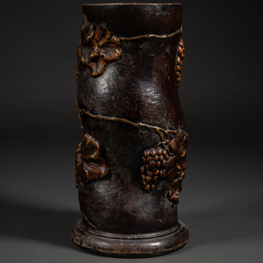 Paragüero en forma de columna salomónica con decoración de uvas y hojas de acanto en cerámica del siglo XX.