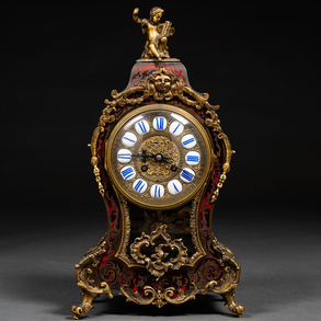 French Louis XV style table clock in gilded bronze with inlaid brass inlay of the nineteenth century.