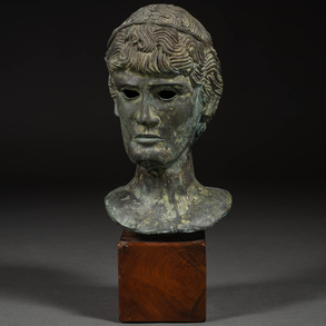 Greco Roman style head made in bronze with green patina. It rests on a wooden base of the twentieth century.