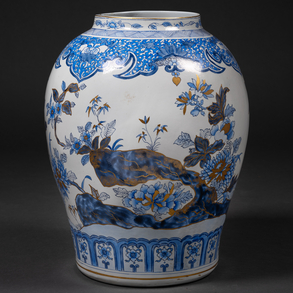 Large vase in blue and white porcelain with vegetal decoration and butterflies of the 20th century.