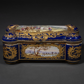 Caja en porcelana estilo Sévres en porcelana azul cobalto con montura en bronce de finales del  siglo XIX