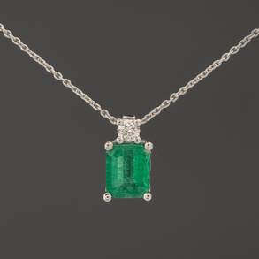 Chain with emerald pendant in 18kt white gold.