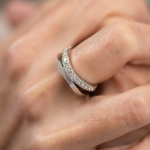 Ring in 18kt white gold with 15 brilliant band.