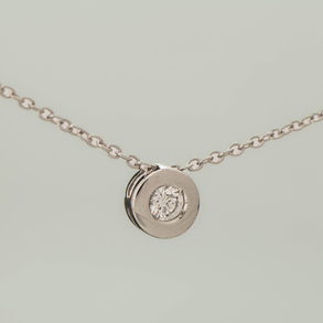 Chain in 18kt white gold with brilliant pendant in chaton.