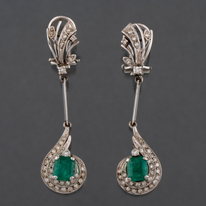 Pair of long earrings in 18kt white gold with diamonds and emerald.