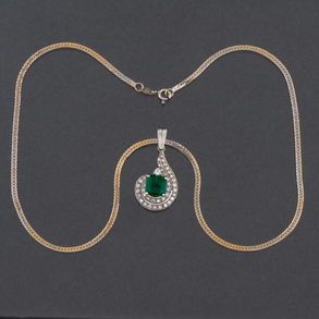 Necklace with emerald and brilliant pendant in 18kt white gold.