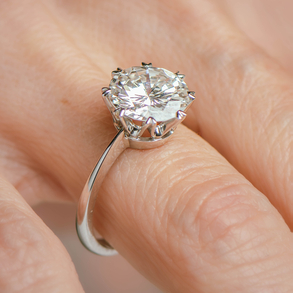 Solitaire ring in 18kt white gold with brilliant cut diamond.