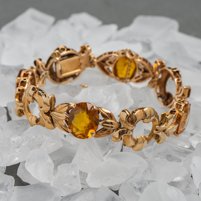Antique hinged bracelet in 18kt yellow gold with orange topaz.