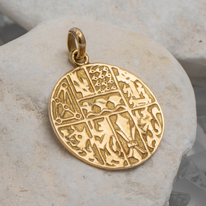 Circular pendant in 18kt yellow gold with engraved decoration.