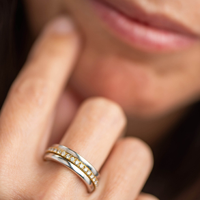 Swivel ring in 18kt white gold and 18kt yellow gold with brilliant-cut diamonds.