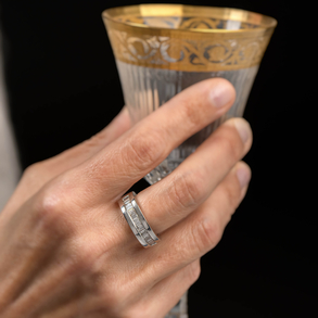 Ring in 18kt white gold with a band of baguet-cut diamonds.