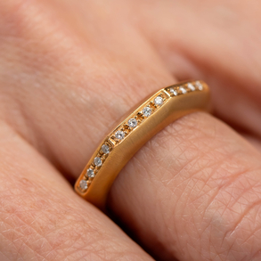 Polygonal ring in 18kt yellow gold with twelve diamonds.