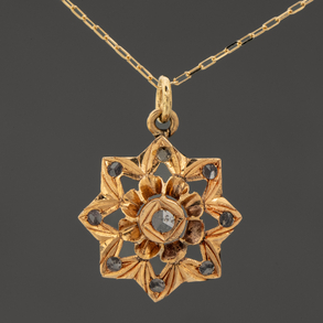 Elizabethan pendant with chain in 18kt yellow gold and white sapphires.