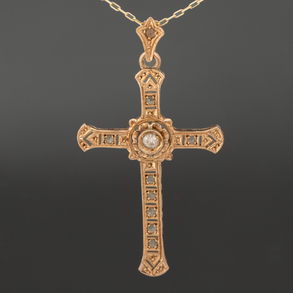 Elizabethan cross in 18kt yellow gold with chain and white sapphires.