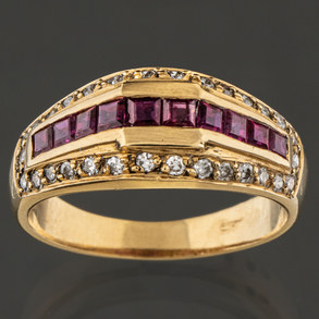 Ring in 18kt yellow gold with double band of diamonds and central band of rubies.
