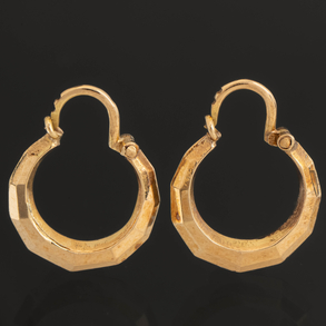Pair of 18kt yellow gold hoop earrings.