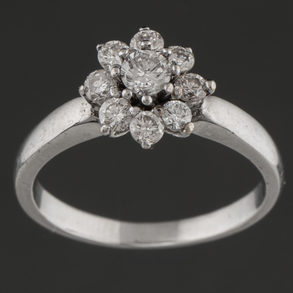 Rosette ring in 18kt white gold with brilliant-cut diamonds.