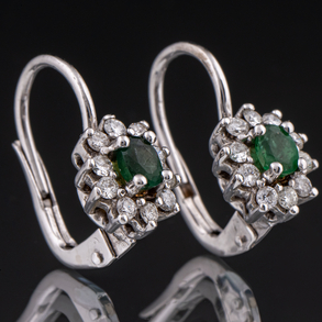 Pair of earrings in 18kt white gold with central emerald and brilliant-cut diamonds.