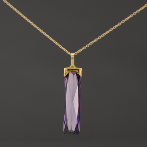 18kt yellow gold chain with an amethyst topaz pendant.