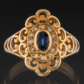 Ring in 18kt yellow gold with central sapphire and brilliant-cut diamonds.
