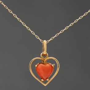 Chain in yellow gold and heart-shaped pendant in 18kt yellow gold and red coral