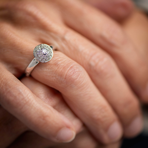 Anillo en oro blanco de 18kt en forma de rosetón con brillantes