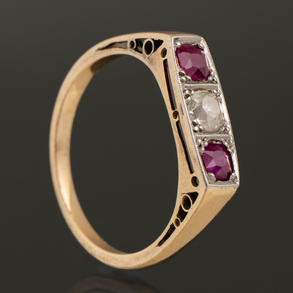 18kt yellow gold triple ring with central old cut diamond and two rubies.